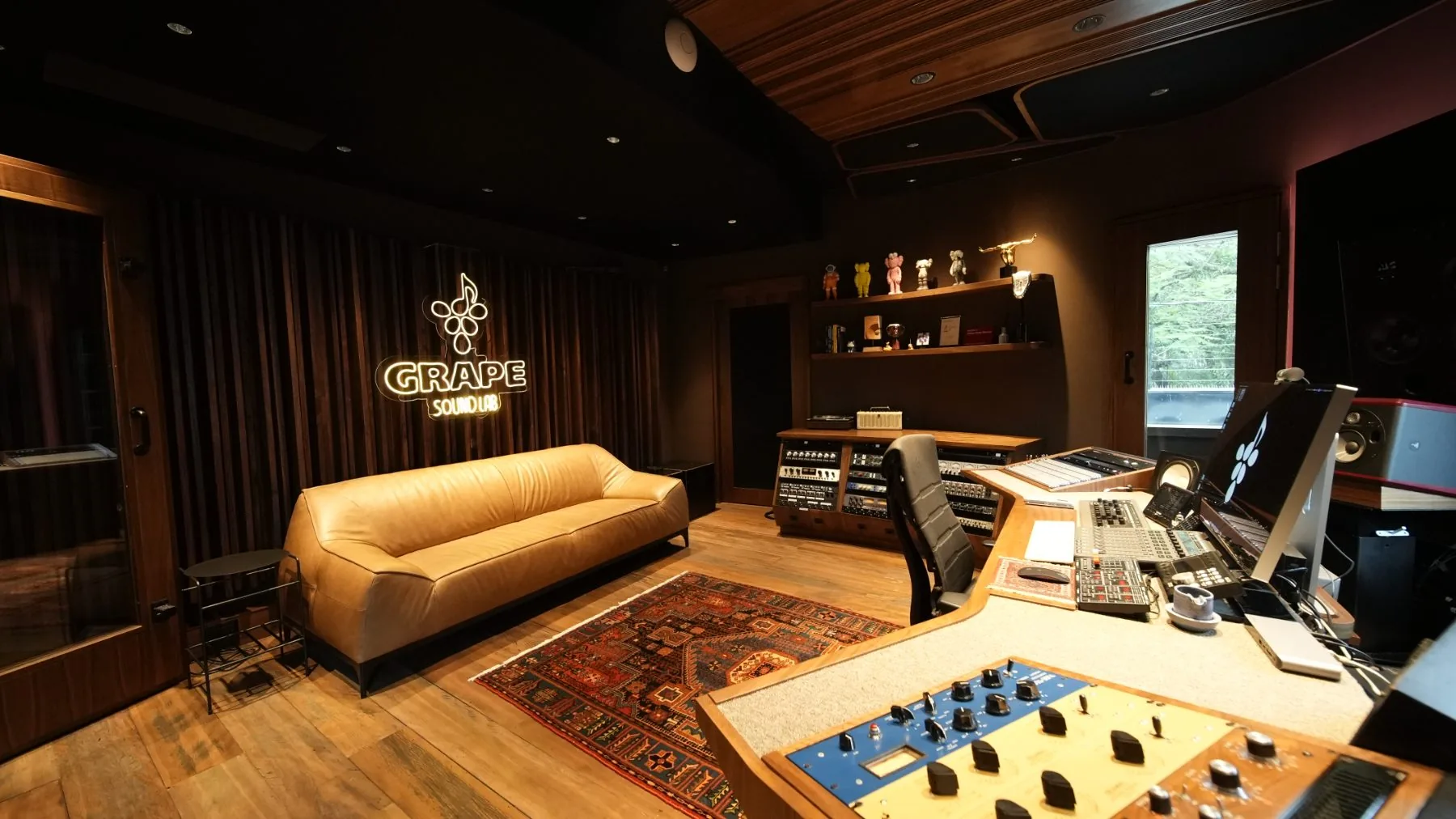Estudio A · control room y lounge