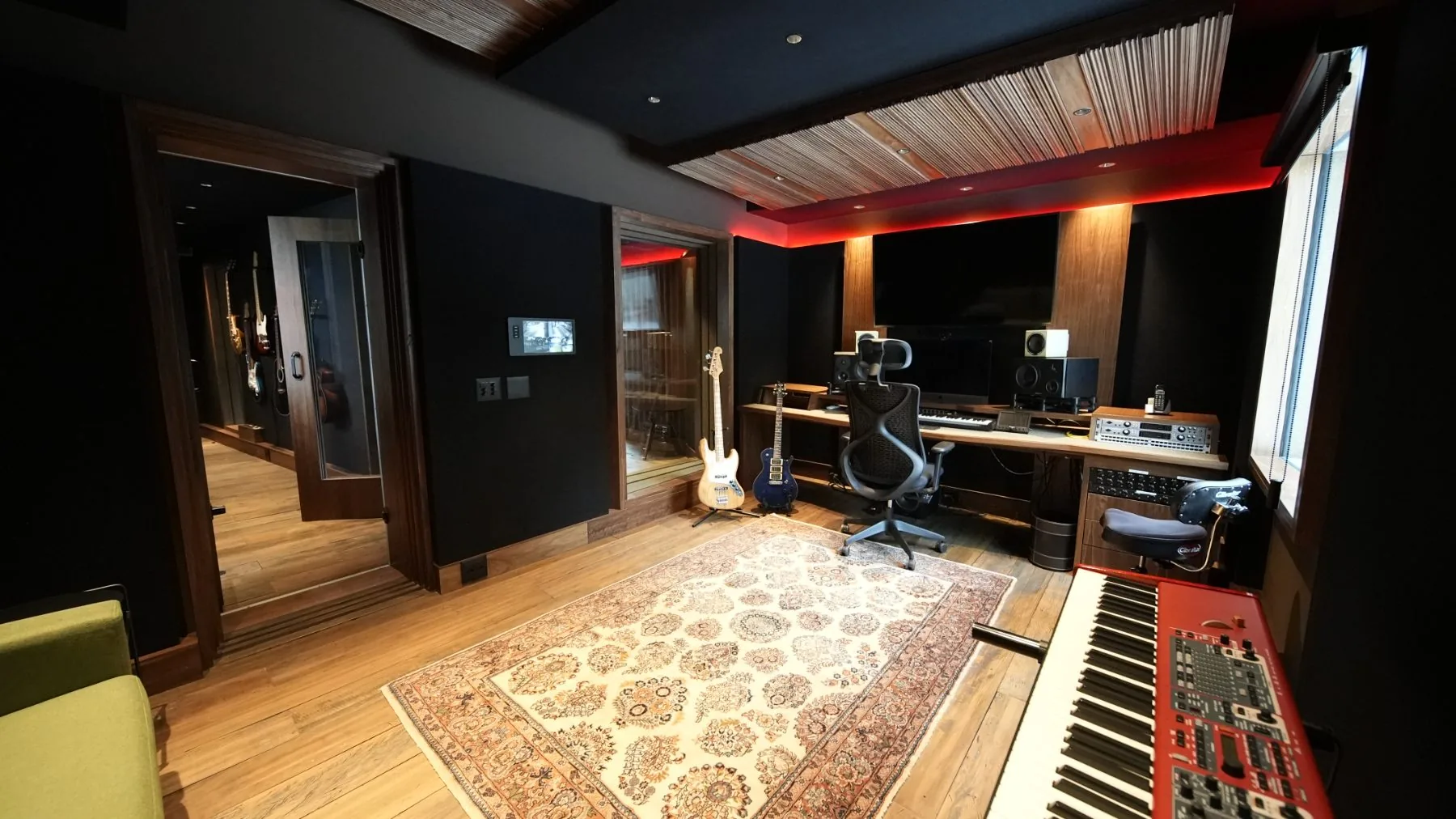 Estudio B · control room
