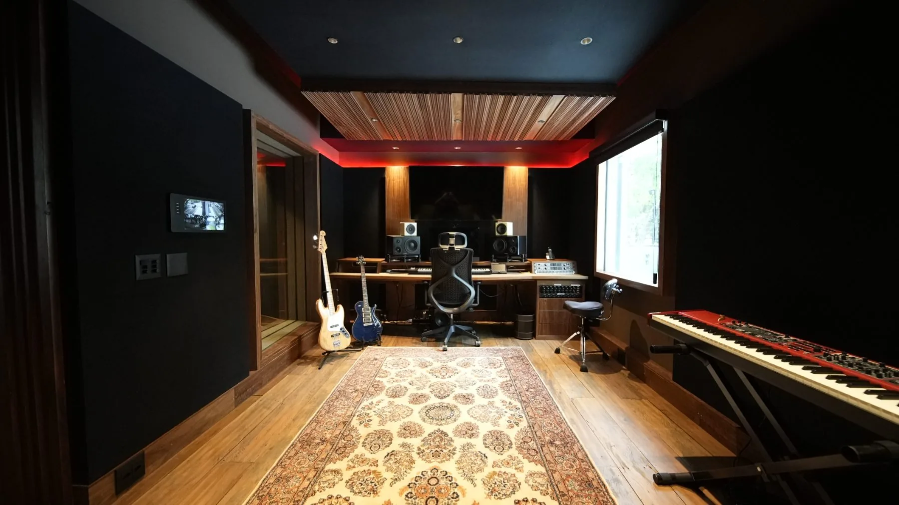 Estudio B · control room