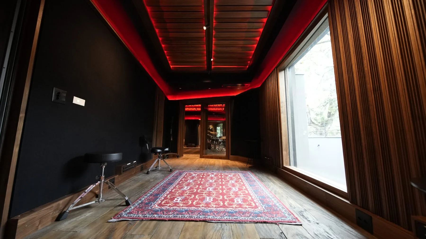 Iso room · compartida entre los estudios